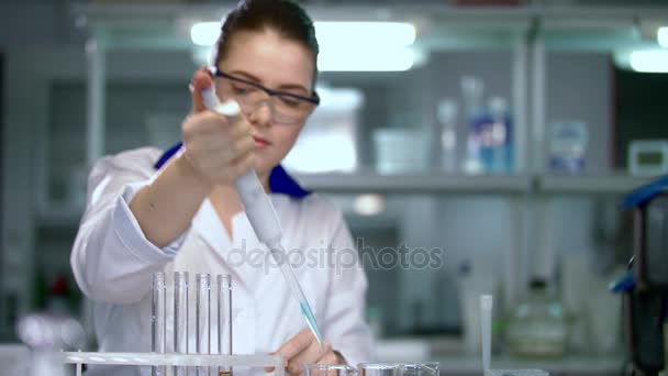 Investigador trabajando con gotero en laboratorio. Trabajador de laboratorio usando equipo de laboratorio
 - Imágenes, Vídeo