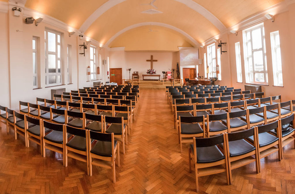 Пустые стулья в церкви
 - Фото, изображение