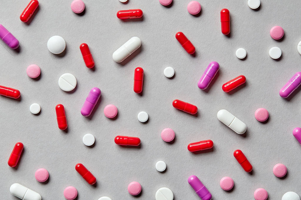 Pílulas coloridas em fundo cinza - Foto, Imagem