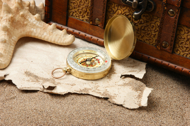 kompas na list papíru na pozadí písku - Fotografie, Obrázek