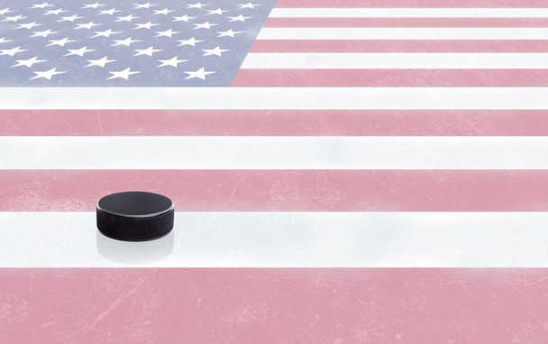 Hockeypuck en Usa vlag op ijs met kopie ruimte - Foto, afbeelding