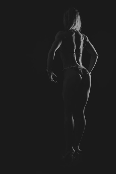рельеф, мышечная фитнес-девушка
 - Фото, изображение