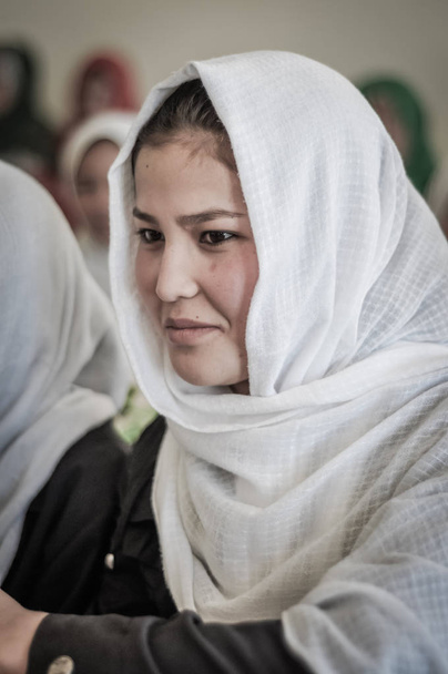 Χαμογελαστό κορίτσι με μαντίλα στο Αφγανιστάν - Φωτογραφία, εικόνα
