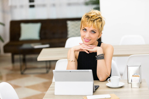 business woman working out of home in a cafeteria - Foto, Bild