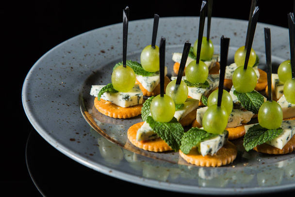 canape with grape and cheese - Photo, Image