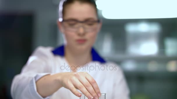 Woman scientist working on chemical analysis. Chemical liquid analysis - Πλάνα, βίντεο