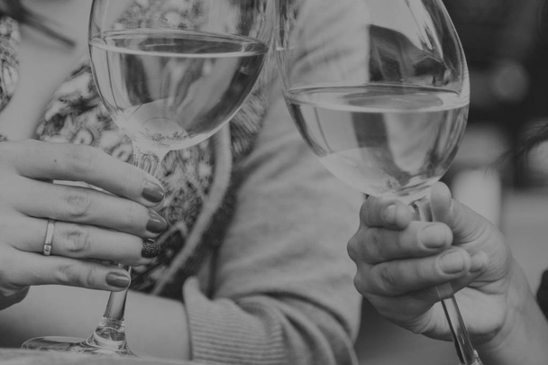 Glazen wijn in de handen van vrouwen - Foto, afbeelding