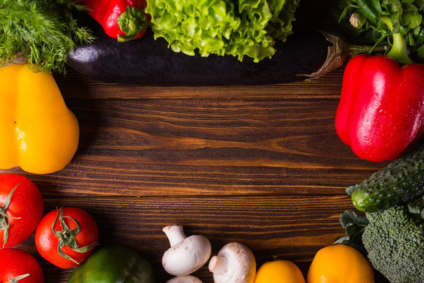 Diferentes verduras orgánicas sobre un fondo de madera. Comida saludable
 - Foto, Imagen