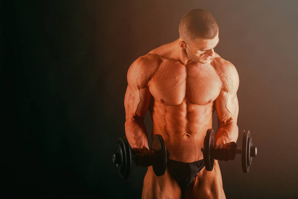 Bodybuilder zeigt seine Rücken- und Bizeps-Muskeln, persönliche Fitness - Foto, Bild