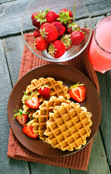 waffles with strawberries - Zdjęcie, obraz