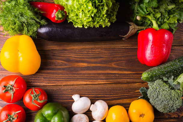 Diferentes verduras orgánicas sobre un fondo de madera. Comida saludable
 - Foto, Imagen