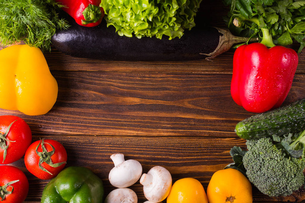 Different organic vegetables on a wooden background. Healthy eat - Foto, afbeelding