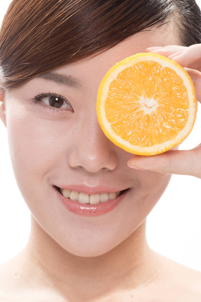μακιγιάζ του προσώπου του γυναίκα της Ασίας με πορτοκάλι - Φωτογραφία, εικόνα