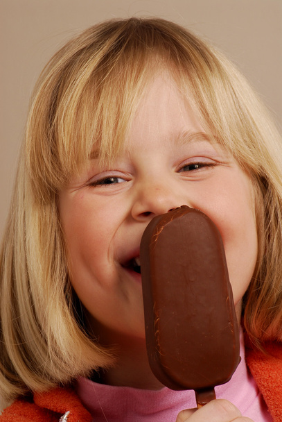 Little girl eating a chocolate ice cream. - Foto, Imagen