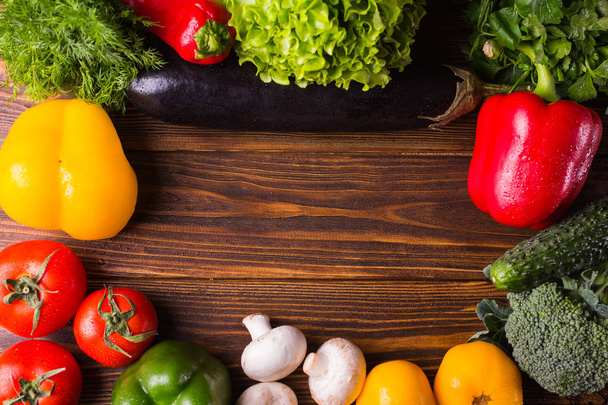 木製の背景にさまざまな有機野菜。健康を食べる - 写真・画像