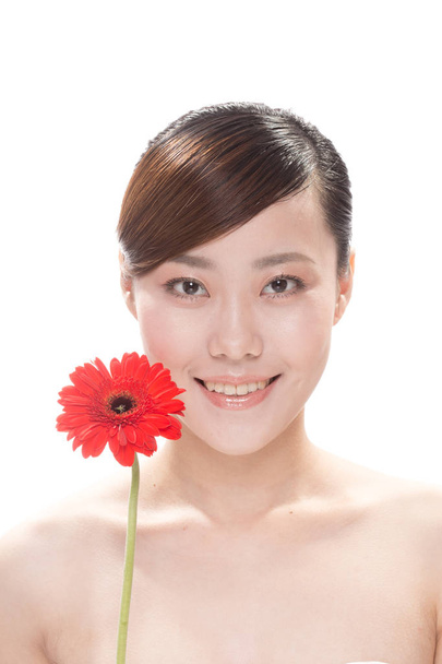 Gesichtsbehandlung der asiatischen Frau mit Blume - Foto, Bild