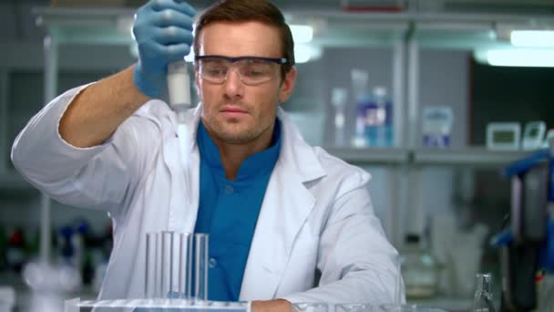 Cientista do sexo masculino realizando pesquisa em laboratório químico. Cientista que trabalha em laboratório
 - Filmagem, Vídeo