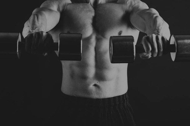 Культурист показывает свою спину и бицепсы мышц, личные фитнес
 - Фото, изображение
