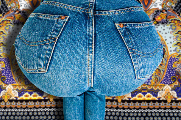 Жопа девушки, одетые в джинсы. очень сексуальный зад. очень сексуальный зад. XXX - Фото, изображение