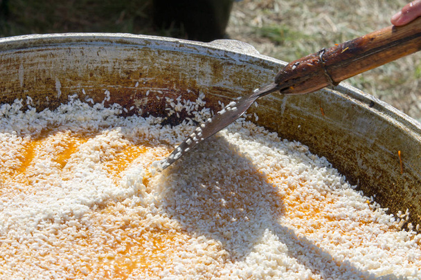 Prato nacional uzbeque pilaf. um prato do Médio Oriente ou da Índia de arroz (ou, por vezes, de trigo) cozido em caldo com especiarias, normalmente adicionado de carne ou de legumes
. - Foto, Imagem