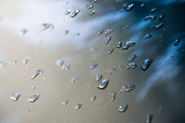Pastell. Textur Hintergrund. Regentropfen auf dem Lack. Niederschlag in Form von Wassertropfen. - Foto, Bild