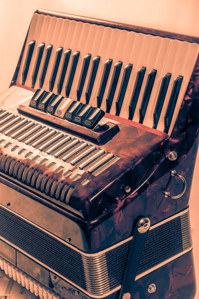 аккордеон с красным музыкальным инструментом, белый фон
 - Фото, изображение