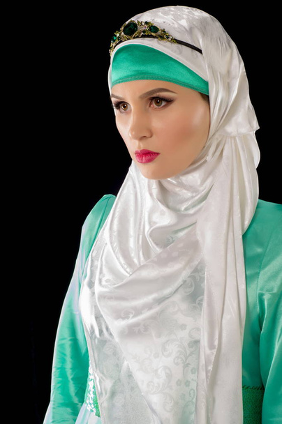 Hijab. Η Ισλαμική μαντίλα για τις γυναίκες και γενικά ειδών ένδυσης, κρύβει σχήμα, τους καρπούς και λαιμό γυναίκες. Πολύ όμορφη κοπέλα - Φωτογραφία, εικόνα