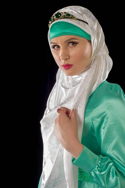 hidzsáb. Az iszlám fejkendő, a nők és az általános ruházat, elrejti az ábra, a csukló és a nyak a nők. Nagyon szép lány - Fotó, kép