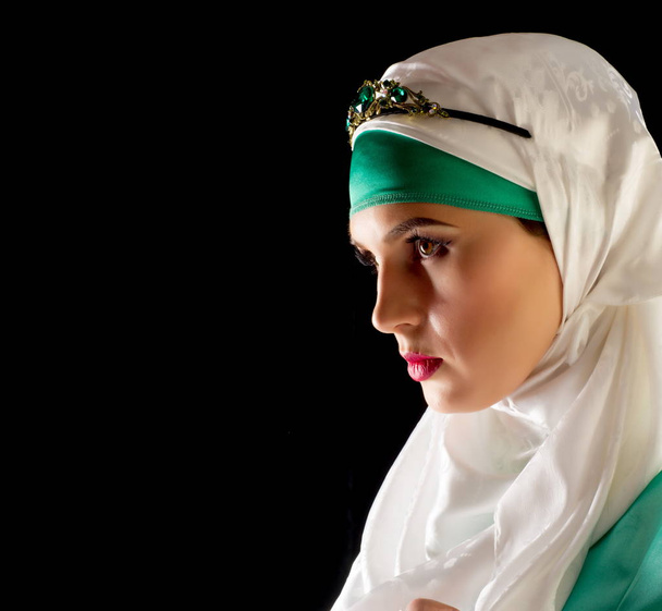 Hijab. O lenço de cabeça islâmico de mulheres e a roupa geral, esconde a figura, pulsos e mulheres de pescoço. Menina muito bonita
 - Foto, Imagem