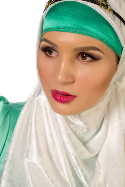 Hidschab. das islamische Kopftuch für Frauen und die allgemeine Kleidung, verbirgt Figur, Handgelenke und Hals von Frauen. sehr schönes Mädchen - Foto, Bild