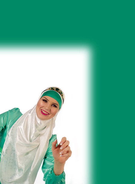 Hijabia. Islamilainen huivi naisille ja yleiset vaatteet, piilottaa kuva, ranteet ja niska naisia. Hyvin kaunis tyttö
 - Valokuva, kuva
