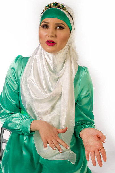 Hiyab. El pañuelo islámico para la cabeza para las mujeres y la ropa general, esconde la figura, las muñecas y el cuello de las mujeres. Chica muy hermosa
 - Foto, Imagen
