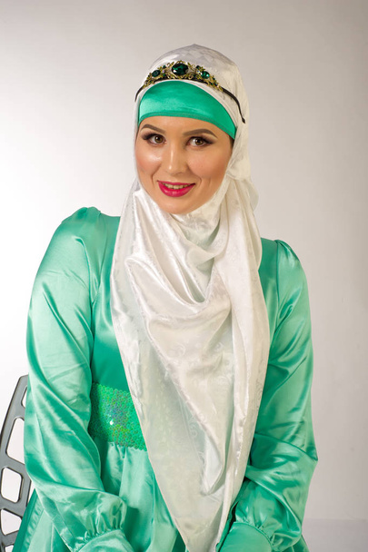 Un hijab. Le foulard islamique pour les femmes et les vêtements généraux, cache la figure, les poignets et les femmes de cou. Très belle fille
 - Photo, image