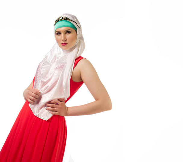 Bir kadında bir hijab, kızın başı büyük yeşil taş süslemeleri - Fotoğraf, Görsel