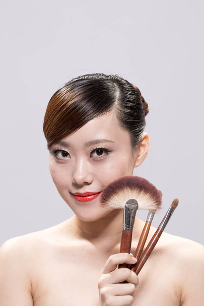 Макияж лица азиатской красивой женщины
 - Фото, изображение