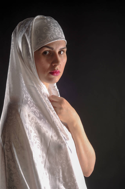La chica en un hiyab, una mujer musulmana, novia
 - Foto, imagen