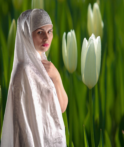 La chica en un hiyab, una mujer musulmana, novia
 - Foto, Imagen