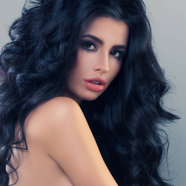 Belleza Morena. Mujer modelo spa con piel sana y cabello largo
 - Foto, Imagen