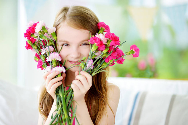 girl holding flowers - Foto, imagen
