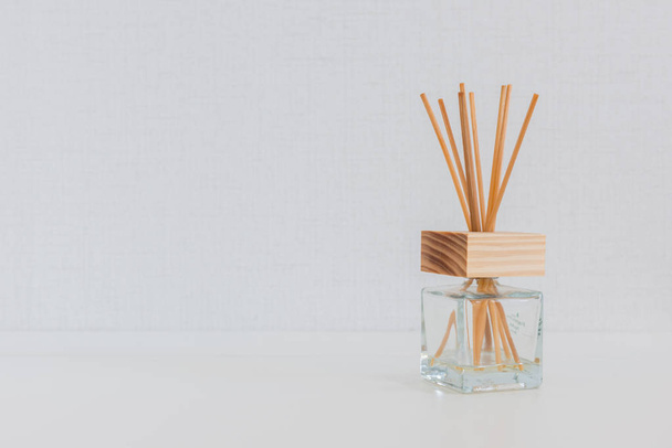 Garrafa de vidro de aroma e vara de perfume
 - Foto, Imagem
