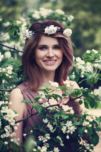 Boldog tavaszi-modell lány mosolyogva. Szép nő, egészséges Sk - Fotó, kép