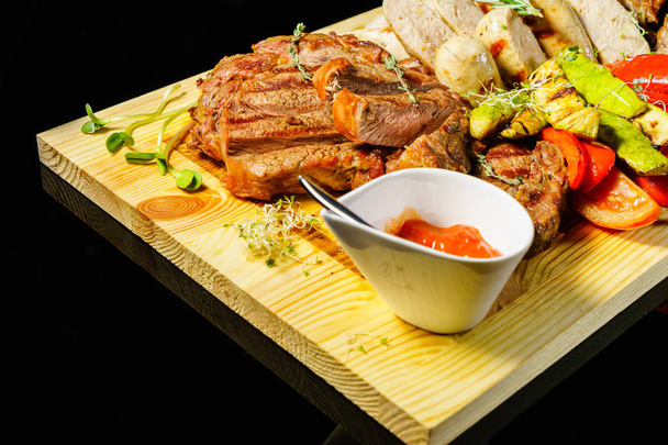 Různé maso grilované na dřevěné desce - Fotografie, Obrázek
