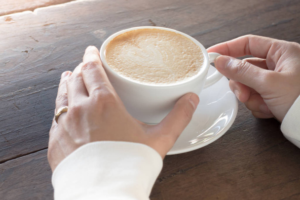 Taza caliente de café con leche
 - Foto, imagen