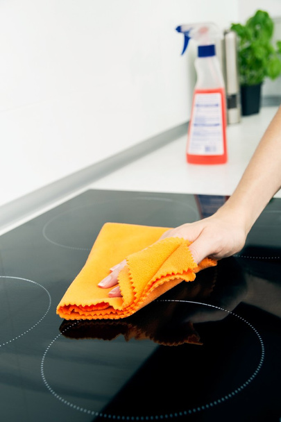 Hand cleaning induction stove - Foto, afbeelding