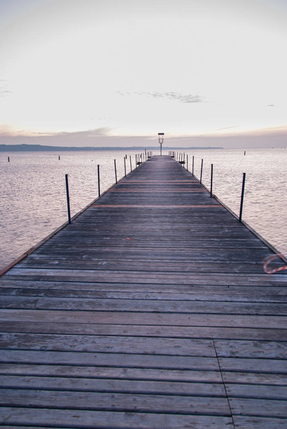 Fából készült tengeri pier, a reggeli fényben  - Fotó, kép
