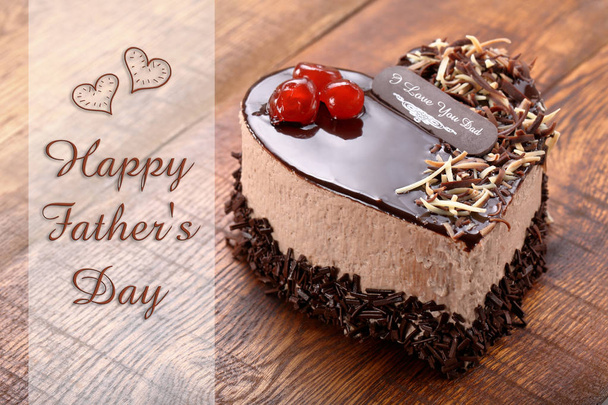 Delicious chocolate cake in shape of heart with Happy Fathers Da - Foto, Imagem