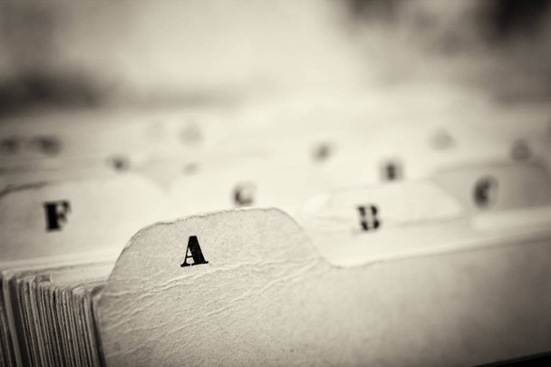Alfabetik dizin kartları kutusunda yakın çekim - Fotoğraf, Görsel