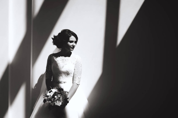 monochrome portrait of beautiful bride with bouquet - Foto, Imagem