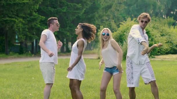 Четыре молодых активных друга наслаждаются летними танцами вместе, очень медленная съемка
 - Кадры, видео