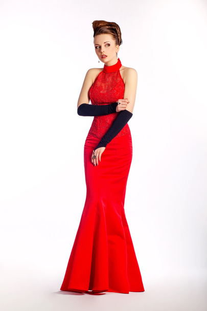 Häät tyylikäs morsian - moderni morsiamen punainen mekko, mustat käsineet
 - Valokuva, kuva